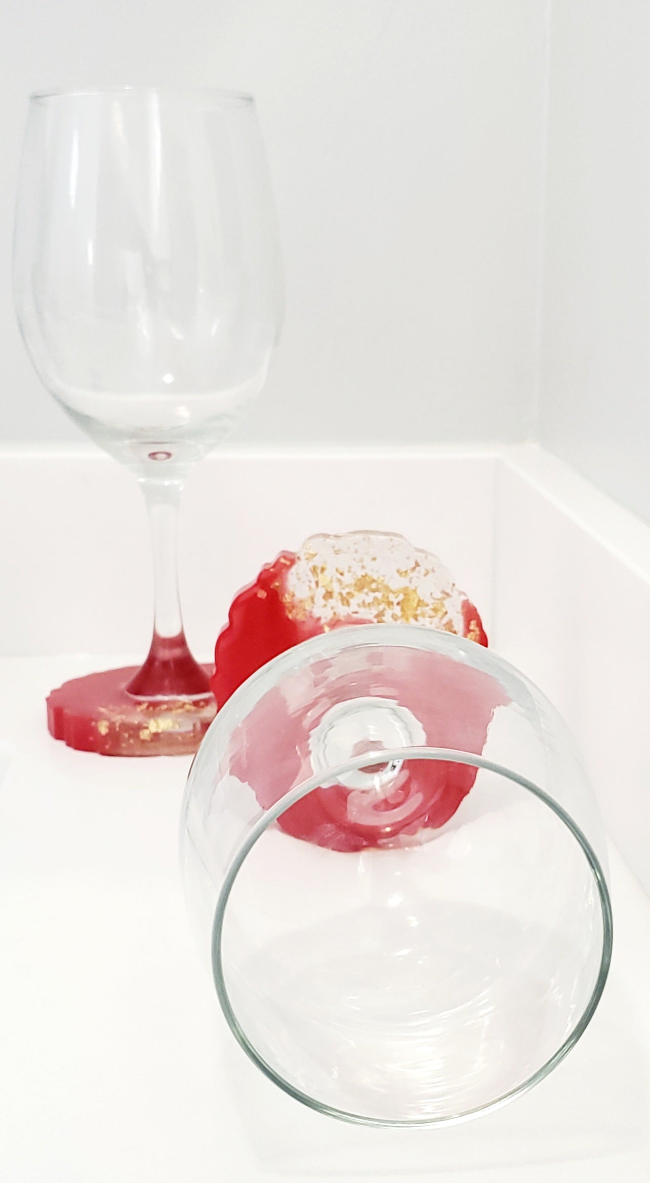 Resin based (coaster) wine glass - Red/Gold