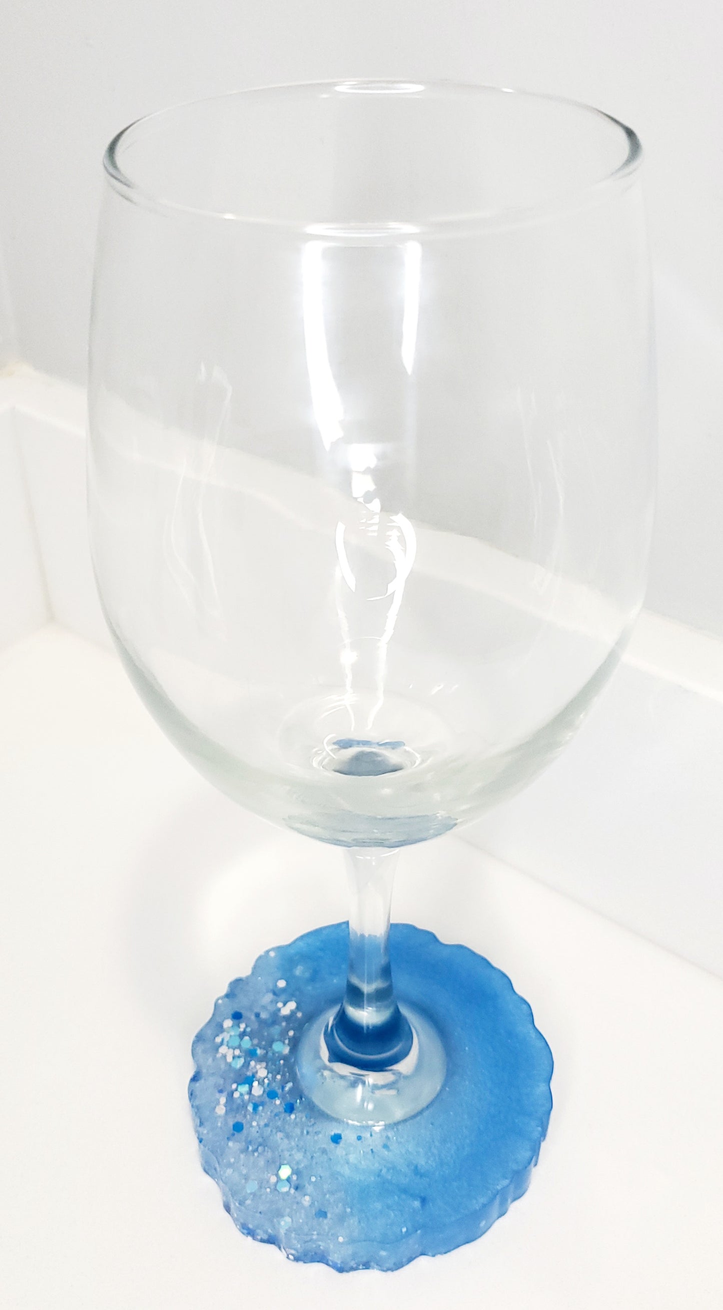 Resin based (coaster) wine glass - Light blue/glitter